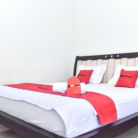Отель Reddoorz Near Sultan Hasanuddin Airport 2 Макасар Экстерьер фото