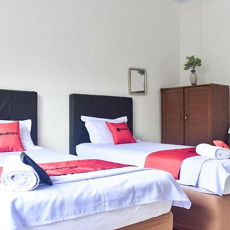 Отель Reddoorz Near Sultan Hasanuddin Airport 2 Макасар Экстерьер фото