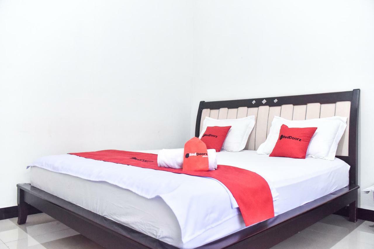 Отель Reddoorz Near Sultan Hasanuddin Airport 2 Макасар Экстерьер фото
