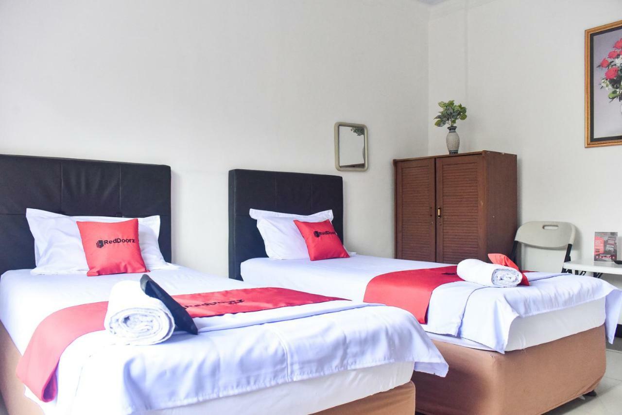 Отель Reddoorz Near Sultan Hasanuddin Airport 2 Макасар Экстерьер фото