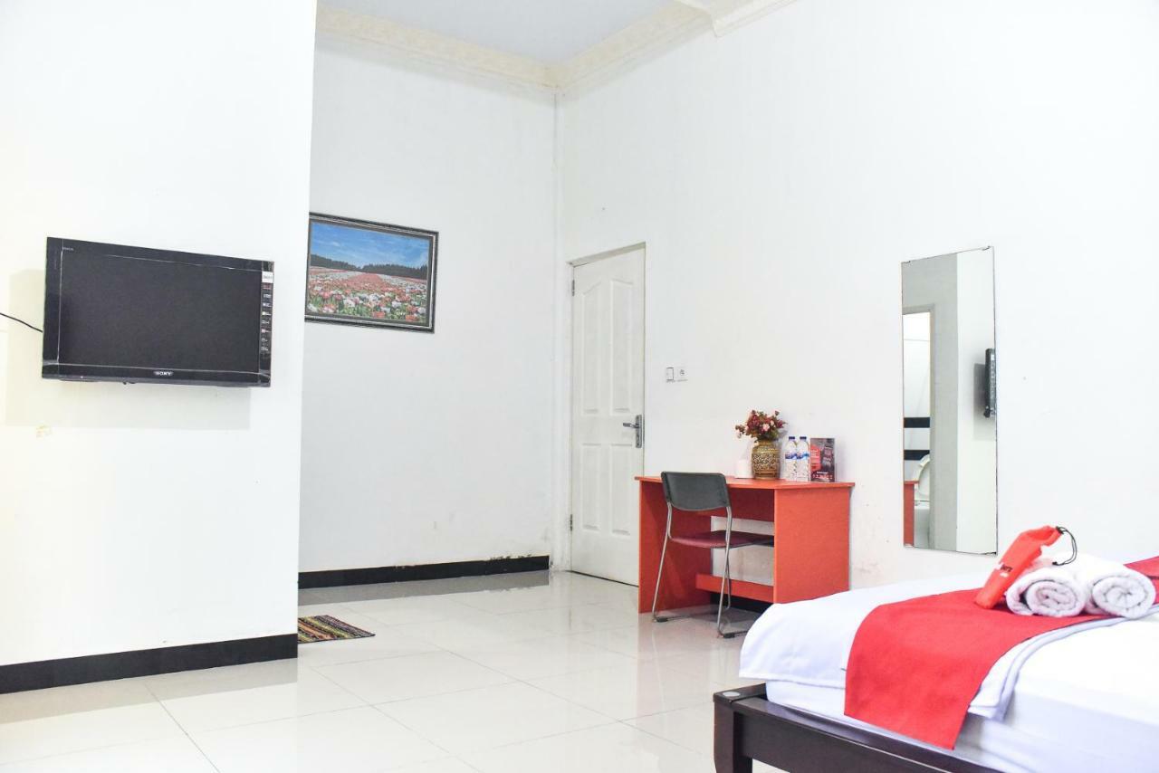 Отель Reddoorz Near Sultan Hasanuddin Airport 2 Макасар Экстерьер фото