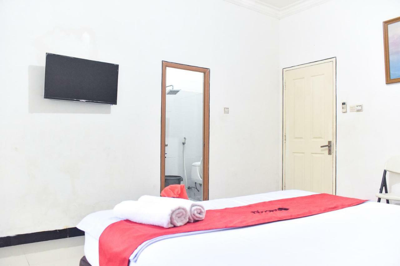 Отель Reddoorz Near Sultan Hasanuddin Airport 2 Макасар Экстерьер фото
