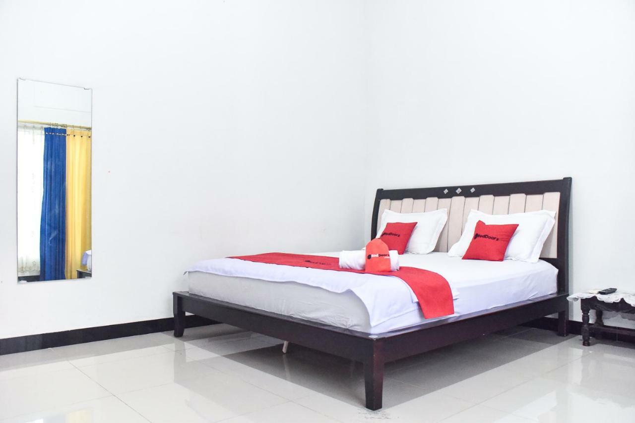 Отель Reddoorz Near Sultan Hasanuddin Airport 2 Макасар Экстерьер фото