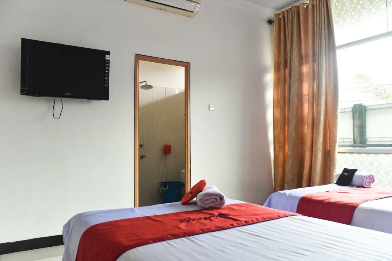 Отель Reddoorz Near Sultan Hasanuddin Airport 2 Макасар Экстерьер фото
