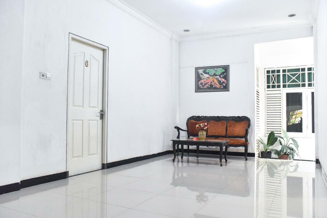 Отель Reddoorz Near Sultan Hasanuddin Airport 2 Макасар Экстерьер фото