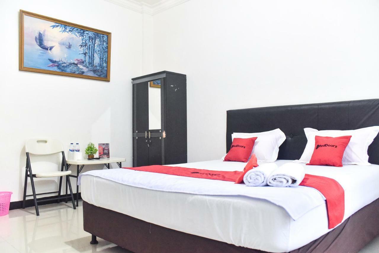 Отель Reddoorz Near Sultan Hasanuddin Airport 2 Макасар Экстерьер фото