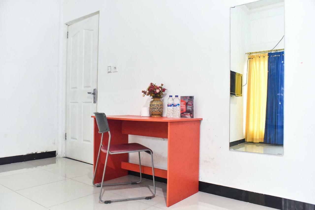 Отель Reddoorz Near Sultan Hasanuddin Airport 2 Макасар Экстерьер фото