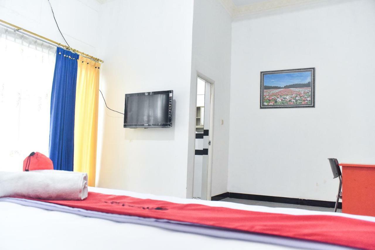 Отель Reddoorz Near Sultan Hasanuddin Airport 2 Макасар Экстерьер фото