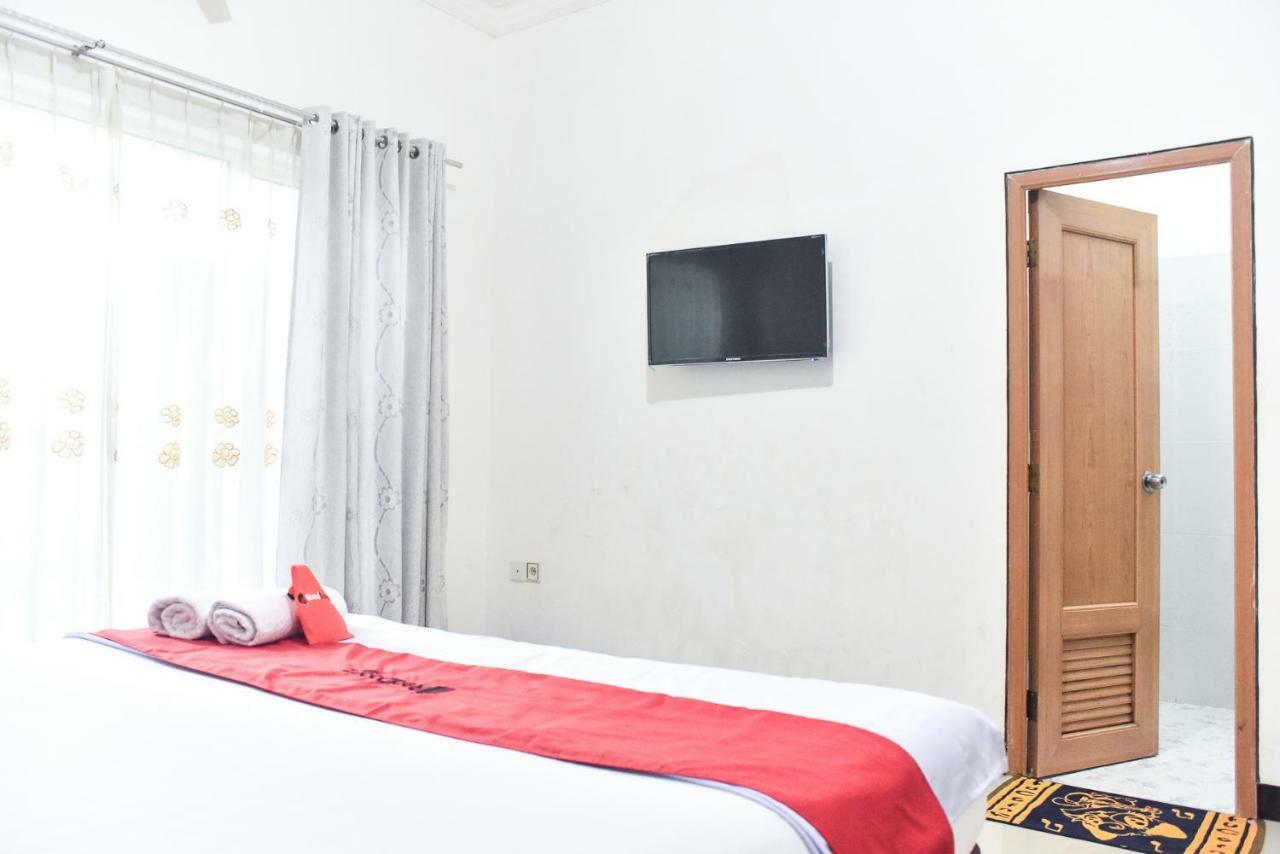 Отель Reddoorz Near Sultan Hasanuddin Airport 2 Макасар Экстерьер фото