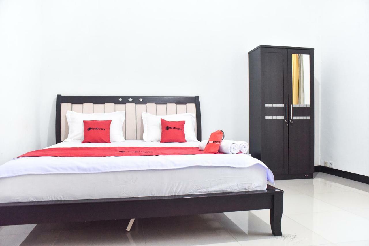 Отель Reddoorz Near Sultan Hasanuddin Airport 2 Макасар Экстерьер фото